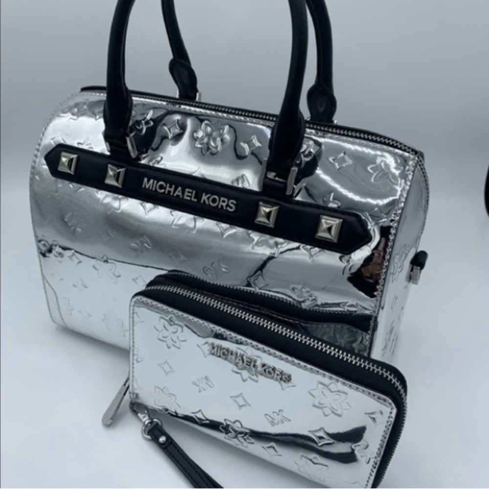 ✨ISO✨ I’m looking to purchase this Bag. Michael Kors Kara Duffle Silver/Chrome